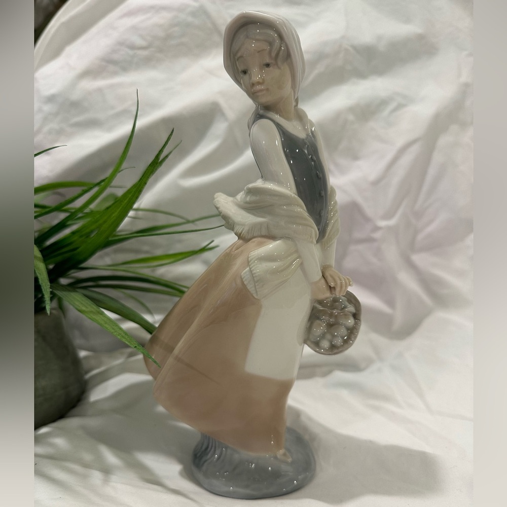 Lladró Nao Figurine "Girl with Basket.